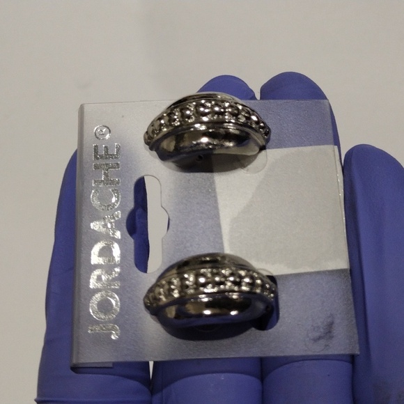 ✨ Jordache Silver-Tone Dainty C-Shape Clip-on Earrings – Bold & Elegant Women's - Picture 3 of 8